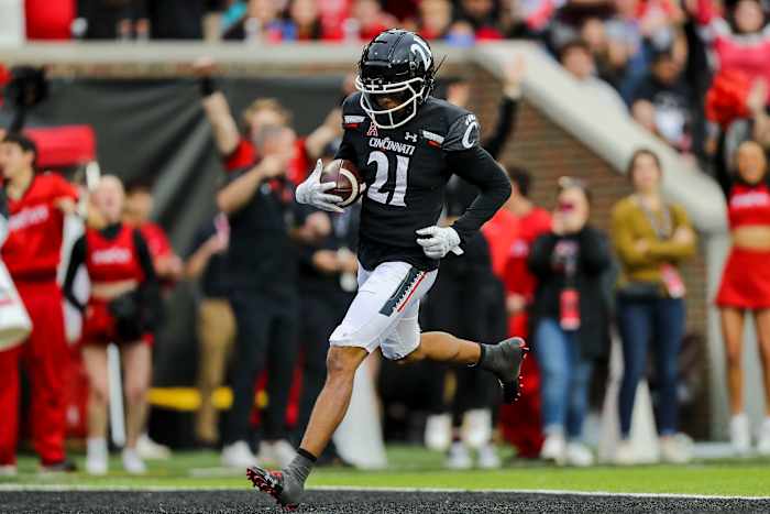 Nov 5, 2022; Cincinnati, Ohio, USA; Cincinnati Bearcats wide receiver Tyler Scott (21) runs the ball in for a touchdown against the Navy Midshipmen in the first half at Nippert Stadium. Mandatory Credit: Katie Stratman-USA TODAY Sports